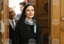 Мария Габриел отива при президента днес в 16 часа