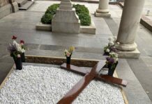 Поругаха гроба на патриарх Неофит