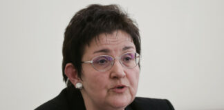 Людмила Петкова би останала в министерството, ако бъде поканена от новата министърка