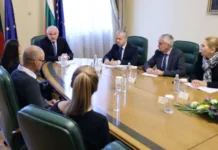 Главчев увери близки на моряците от Galaxy Leader, че се търсят всякакви варианти за освобождаването им