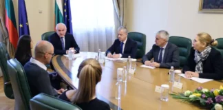 Главчев увери близки на моряците от Galaxy Leader, че се търсят всякакви варианти за освобождаването им