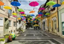 Общината украси улица във Враца с дъга от чадъри