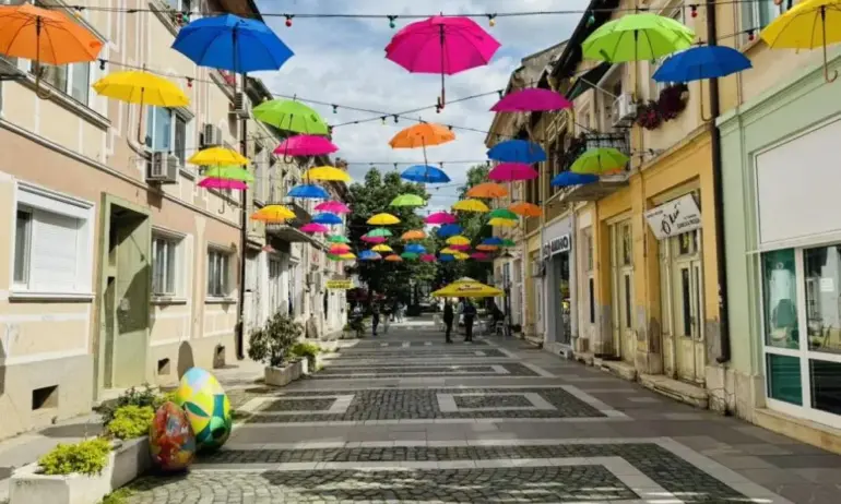 И Враца има вече улица с цветни чадъри Пъстрата инсталация