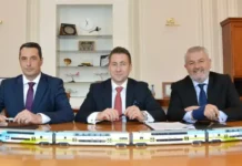 Гвоздейков подписа договор за доставка на седем двуетажни влака за над 300 млн. лева