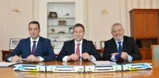 Гвоздейков подписа договор за доставка на седем двуетажни влака за над 300 млн. лева