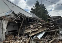 Тролейбус събори постройка в Русе, леко пострада мъж