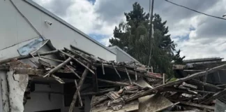 Тролейбус събори постройка в Русе, леко пострада мъж