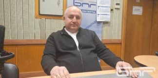 Осмокласник от Благоевград удари учител след забележка за облекло