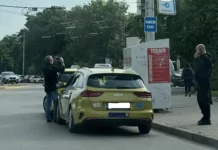 Таксиджия окачи табела за стоянка на таксита на бул. „Черни връх“ в София