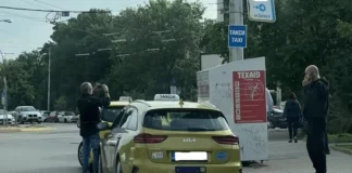 Таксиджия окачи табела за стоянка на таксита на бул. „Черни връх“ в София