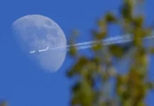 Един е загинал и най-малко 20 са ранени при турбуленция в самолет