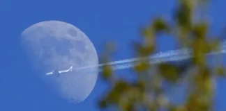 Един е загинал и най-малко 20 са ранени при турбуленция в самолет