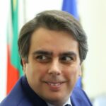 Развълнуваният Асен Василев за номинация на Спецов за шеф на „Лукойл“: Доста лоша шега на правителството