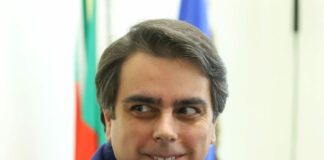 Накрая Асен Василев ще прехвърли фирмата ПП на Венко Сабрутев, да го търсят гневни вложители