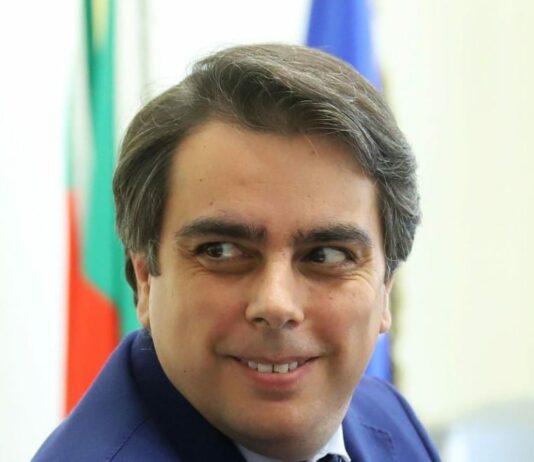 Без да му мигне окото, Асен Василев обяви: ПП-ДБ няма да управлява с ГЕРБ и Румен Радев