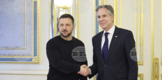 Блинкън увери Зеленски, че американската военна помощ „коренно ще промени ситуацията“ на бойното поле