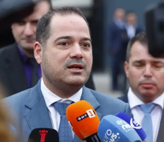 Калин Стоянов: Не Мирчев, а Пеевски и Борисов осигуриха БТР-и на Украйна