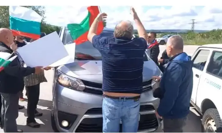 Симпатизанти на Възраждане“ се нахвърлиха върху колата на украинска делегация,