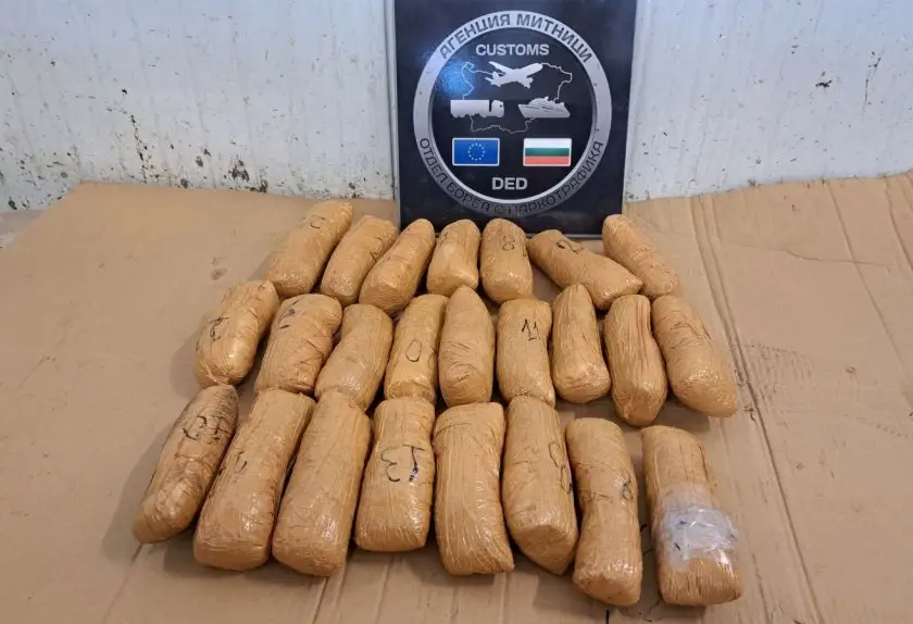Над 6 кг хероин в лек автомобил откриха митническите служители