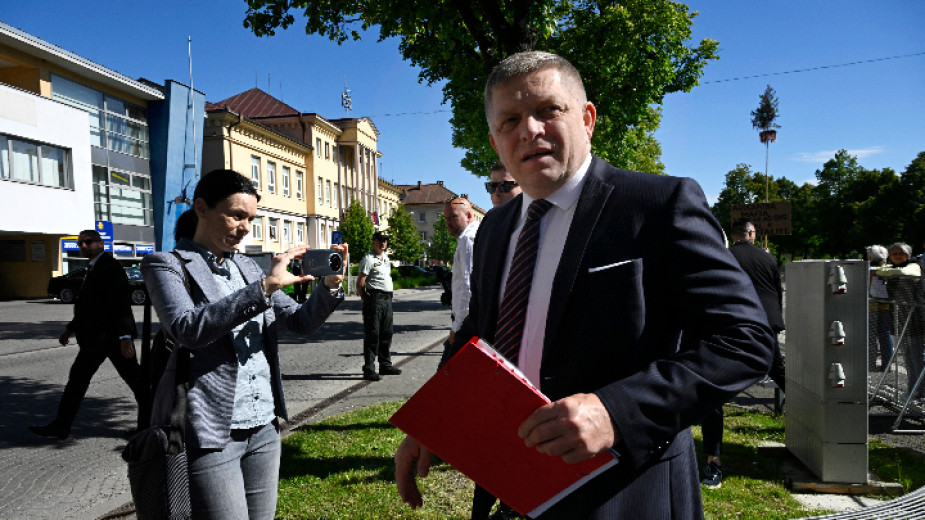 Премиерът на Словакия Роберт Фицо е пуснат от болницата в