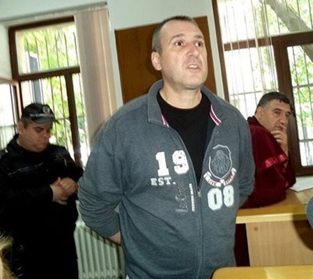 Полицаят от Пловдив, който се барикадира в дома си в