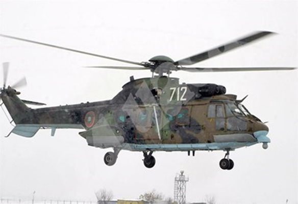 Екипаж на вертолет Кугар транспортира тежко пострадал мъж в района