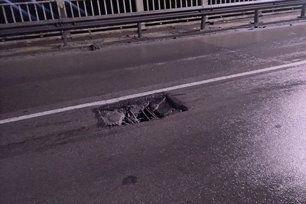 Снимка: Седем автомобила спукаха гума в дупка на Дунав мост при Русе