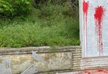 Заляха с червена боя паметника на подводничарите край Камчия