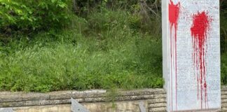 Заляха с червена боя паметника на подводничарите край Камчия