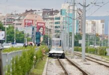 Кола кацна на релсите, спря трамваите по бул. „България“
