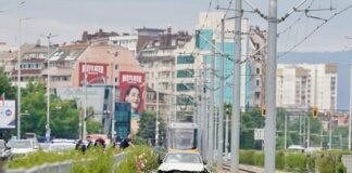 Кола кацна на релсите, спря трамваите по бул. „България“