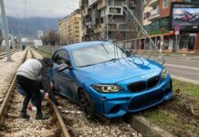 Шофьор изгуби контрол и се озова на трамвайна линия в София