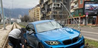 Шофьор изгуби контрол и се озова на трамвайна линия в София