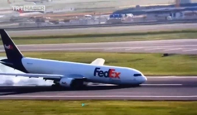Товарен самолет на FedEx Airlines кацна на летището в Истанбул