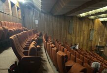 Мижав интерес. 30 души слушат Денков и Асен Василев в празният театър в Ловеч