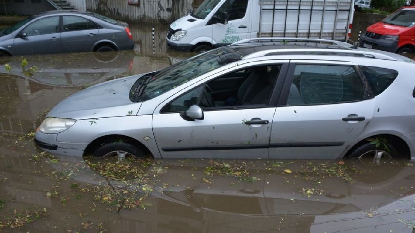 Обявяват бедствено положение в Нова Загора след силната буря снощи