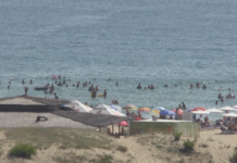 Пълен плаж в Кранево въпреки предупреждението на РЗИ за къпането
