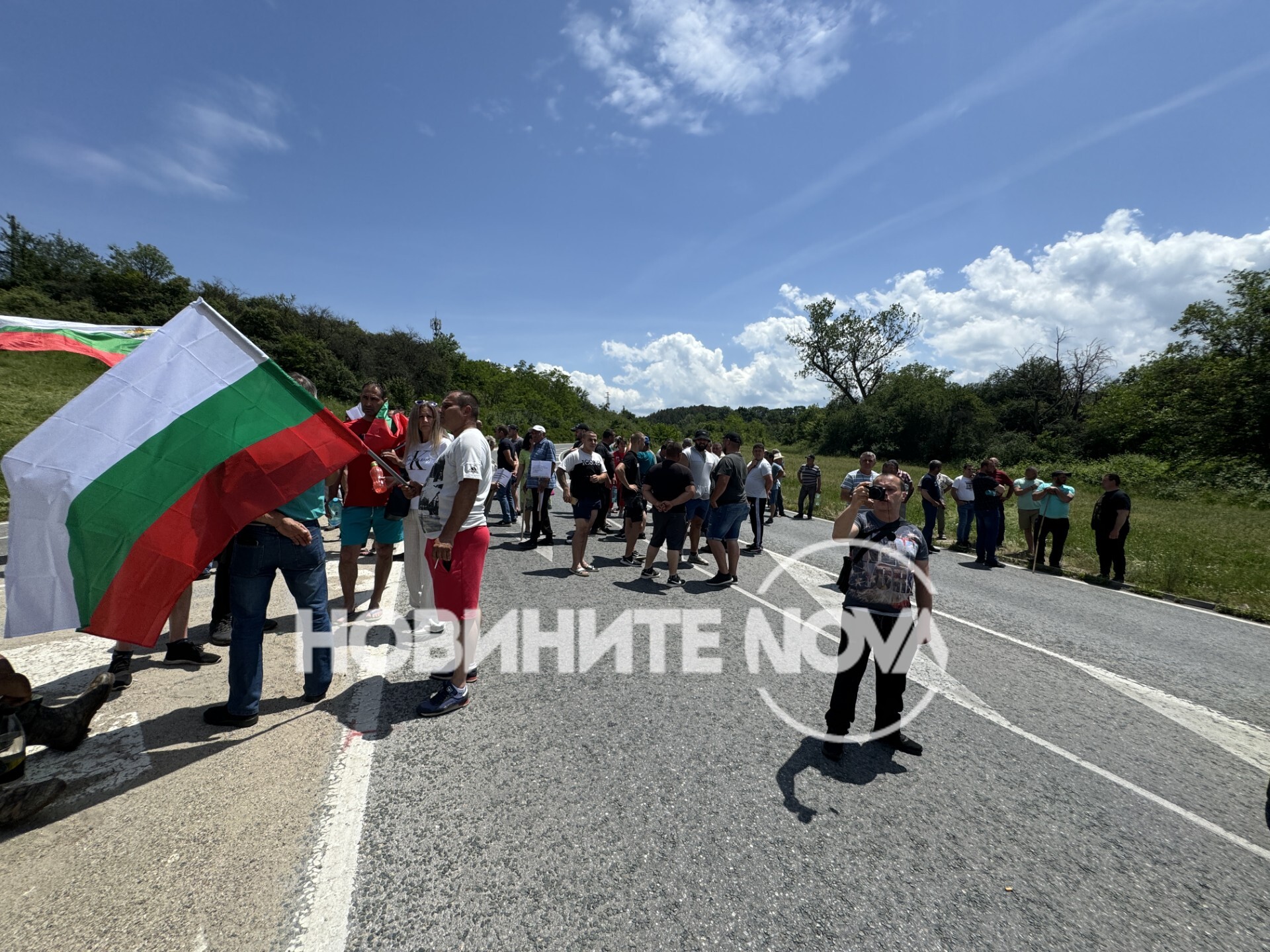 Мащабен протест блокира Подбалканския път София – Бургас в района