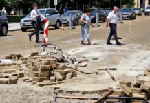 Отново пренареждат част от жълтите павета (СНИМКИ)