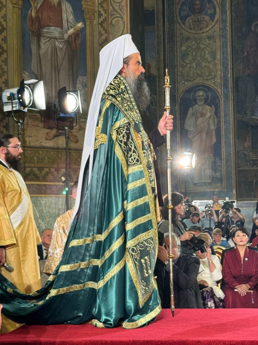 Новоизбраният български патриарх Даниил получи инсигниите – знаците на патриаршеското