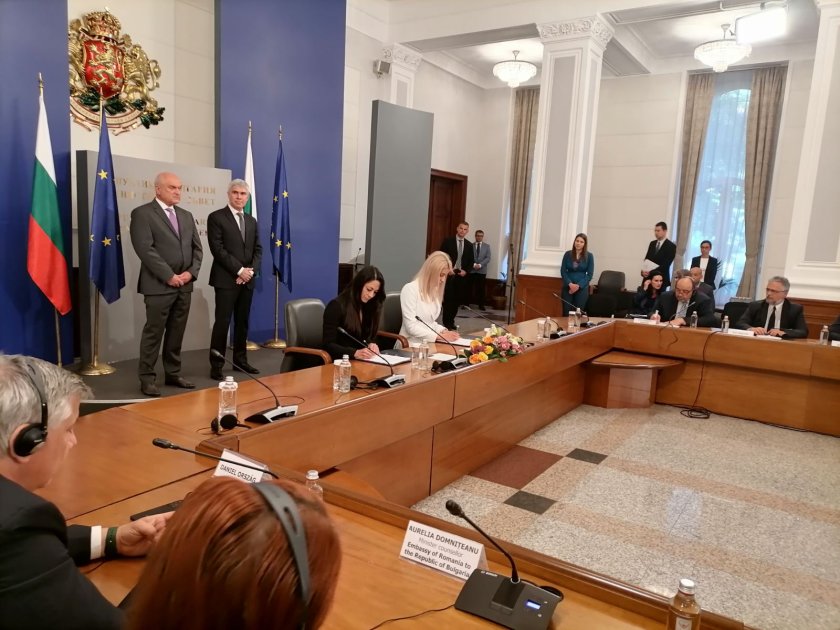 В Министерския съвет подписаха договорите за изграждането на вертикален газов