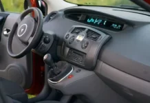 17-годишен открадна автомобил, катастрофира и го остави на пътя