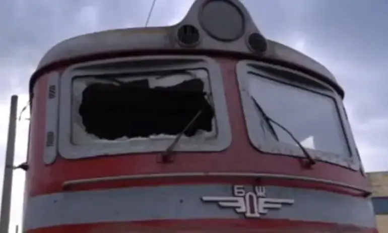 Вандали разбиха прозореца на локомотив и срязаха спирачките му Машината