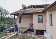 Застрахователи бавят ремонта на пострадали къщи след бурята във Великотърновско