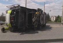 Комбайн се обърна и блокира булевард в Русе