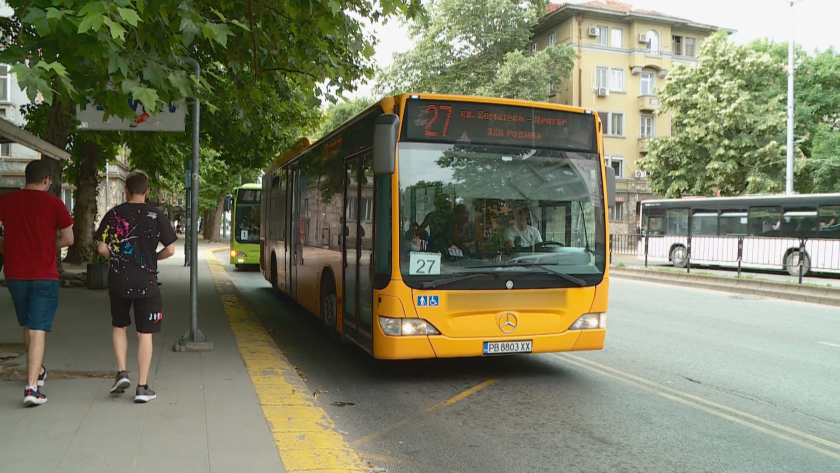 Очаква се скоро индийски шофьори да карат автобусите на градския