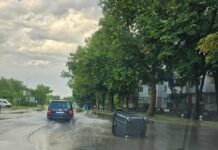 Наводнени улици и закъсали автомобили след пороя в Ловешко