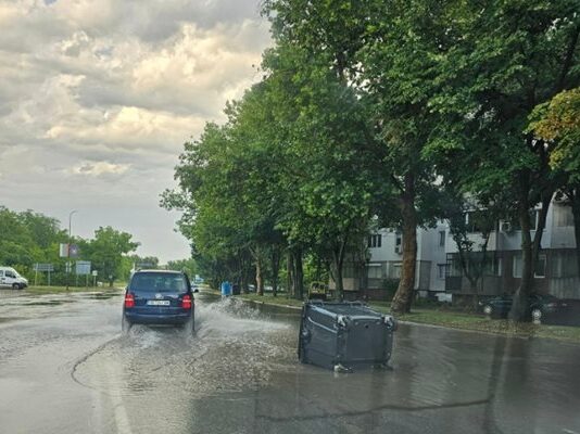 Проливните дъждове затвориха пътя Велинград – Сърница