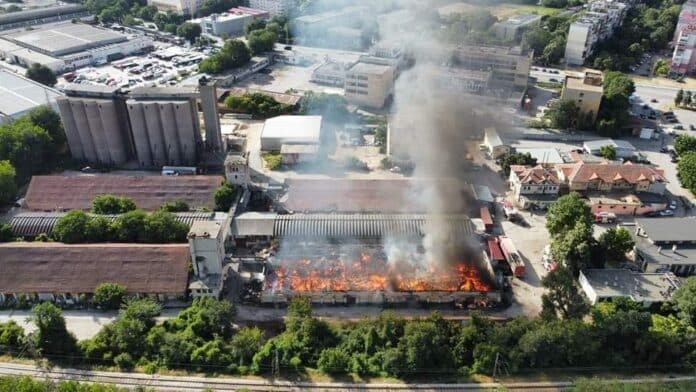 Избухна пожар в Русе до бившия хлебозавод Пожарът е локализиран