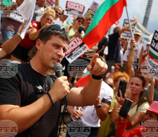 Антикорупционната комисия влязла и в жилището на Ивелин Михайлов, обискирали жена му